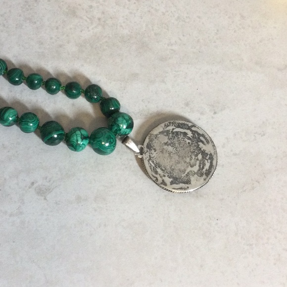 Emerald green beaded necklace with drop pendant - Picture 4 of 7